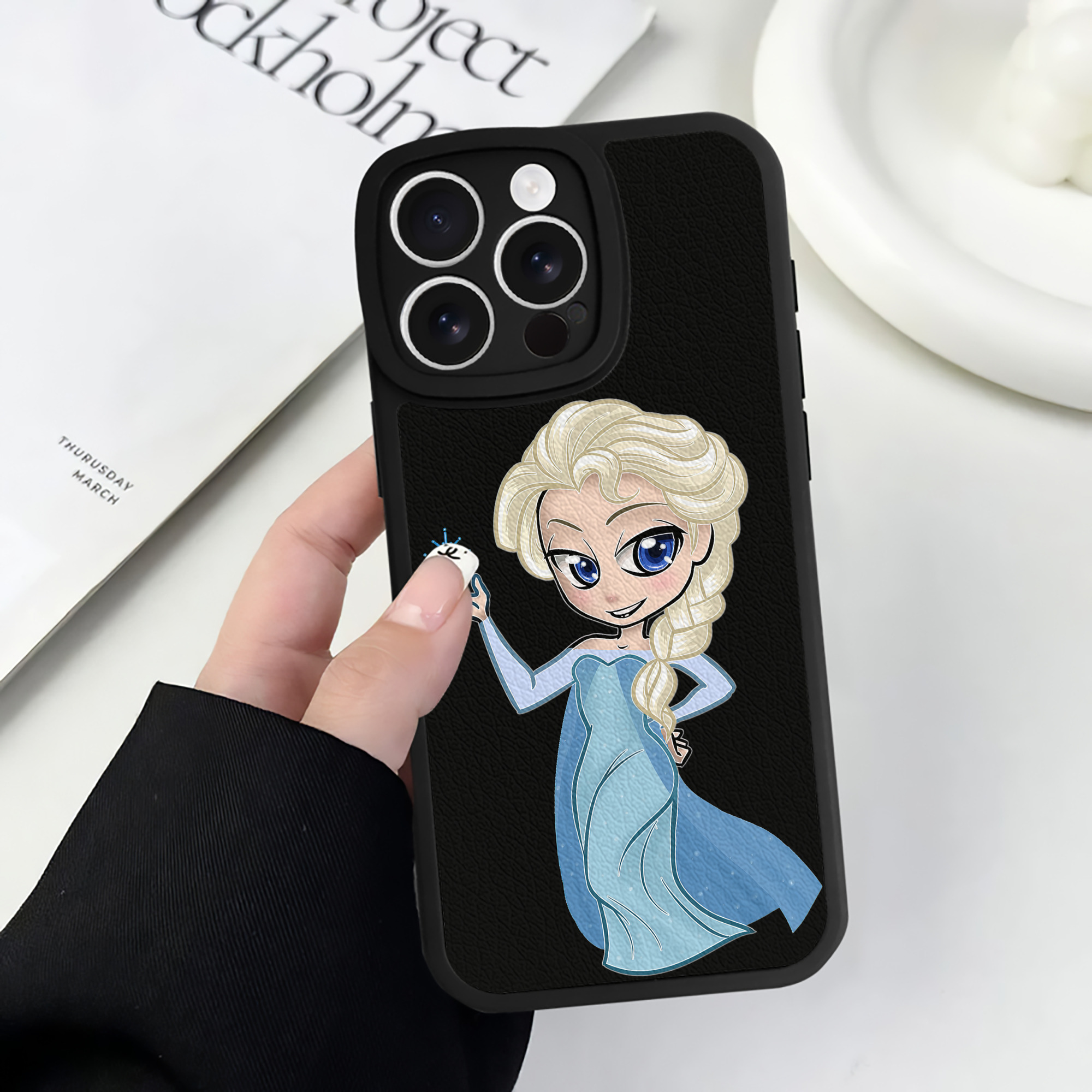 （画像用） アナと雪の女王 アンナ エルサ Frozen Anna Elsa 【iPhone 16シリーズ対応】シリコンスマホケース（レザー調） 材質：シリコン